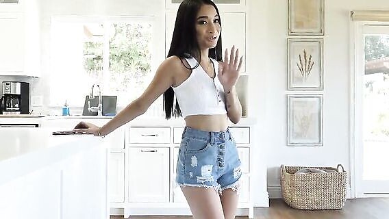 ⁣Skinny Asian gets creampie in shaved pussy 