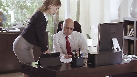 ⁣The secretary made a blowjob and gave anal 