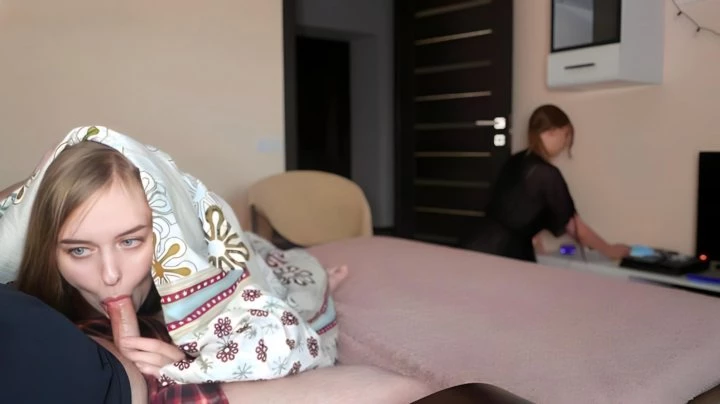 A Sweet Girl Did Blowjob With Cum In Her Mouth For Her Brother, But She Almost Fell Asleep In Front Of Her Mother 