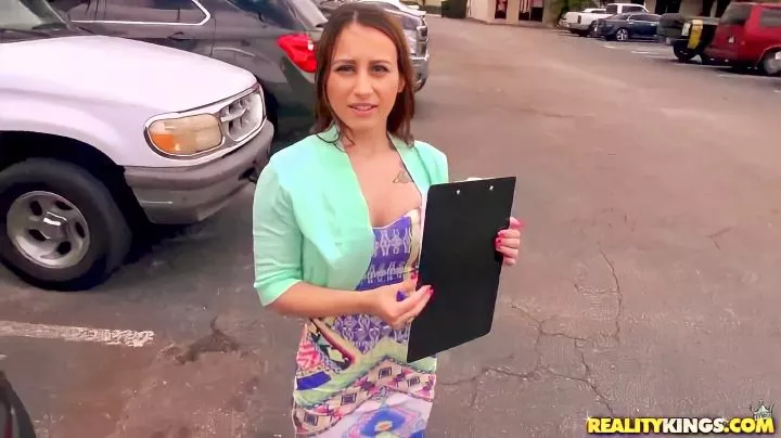In The Car, A Man Stuck A Young Girl In Her Pussy And Tore Off 